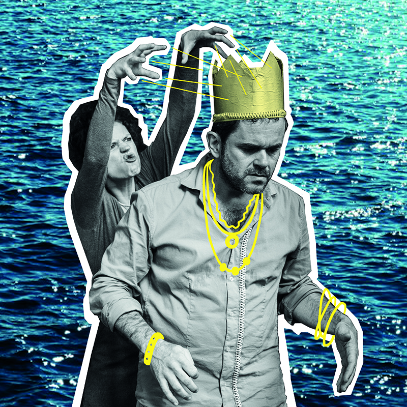 Theaterfoto: Digitale Collage, Wasser im Hintergrund, darüber ein Schauspieler mit Krone, hinter ihm eine Schauspielerin, die nach der Krone greift