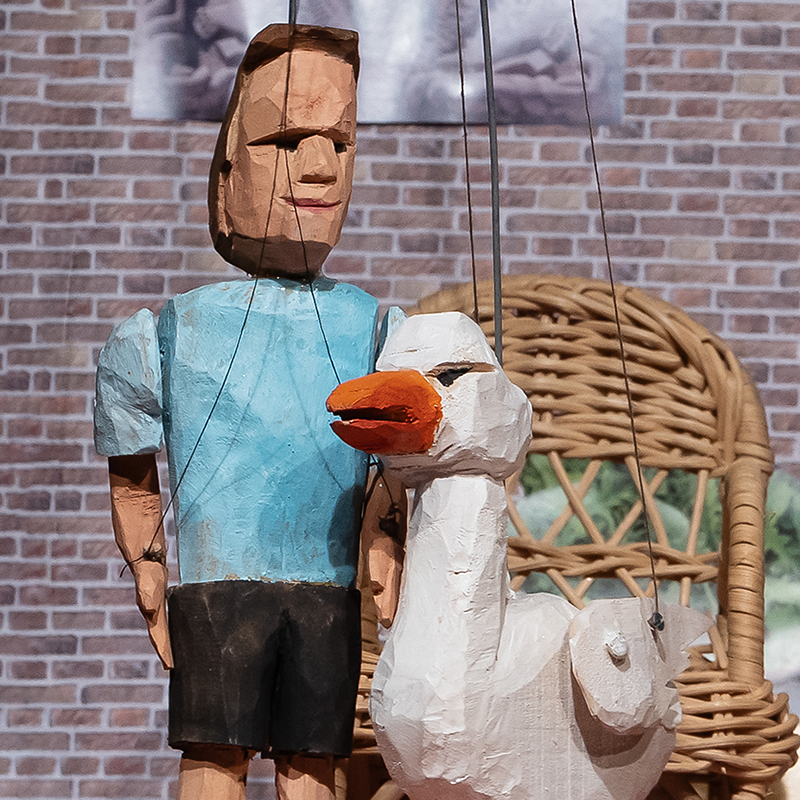 Holzmarionette Figur und Gans