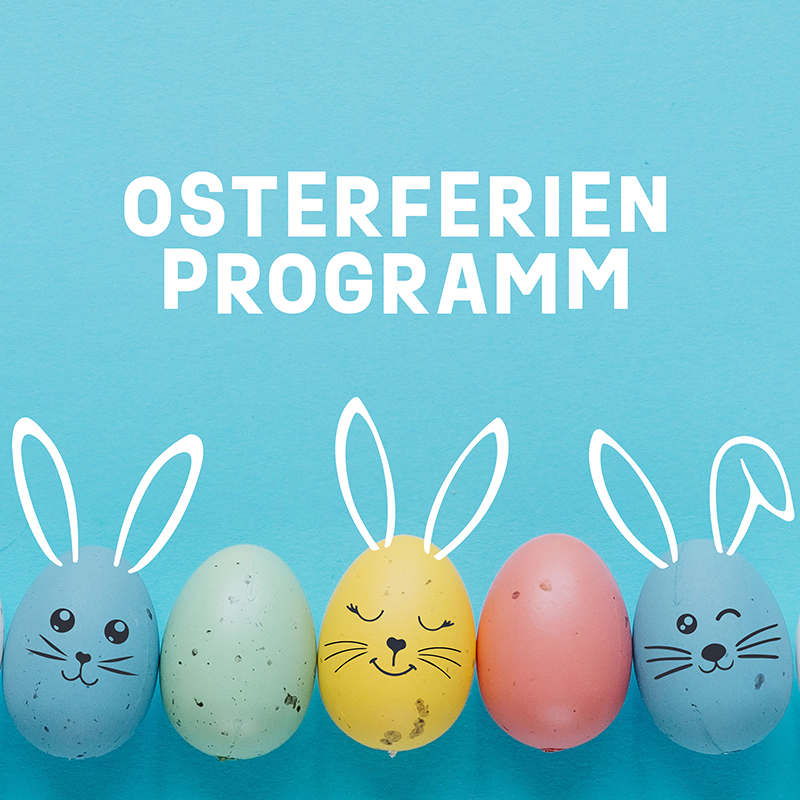 Osterferien Programm, bunte Eier mit Gesicht und Hasenohren auf blauem Hintergrund