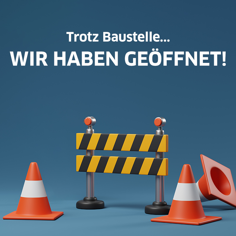 Text: Trotz Baustelle: Wir haben geöffnet! Baustellen-Hütchen und Absperrung auf blauen Hintergrund