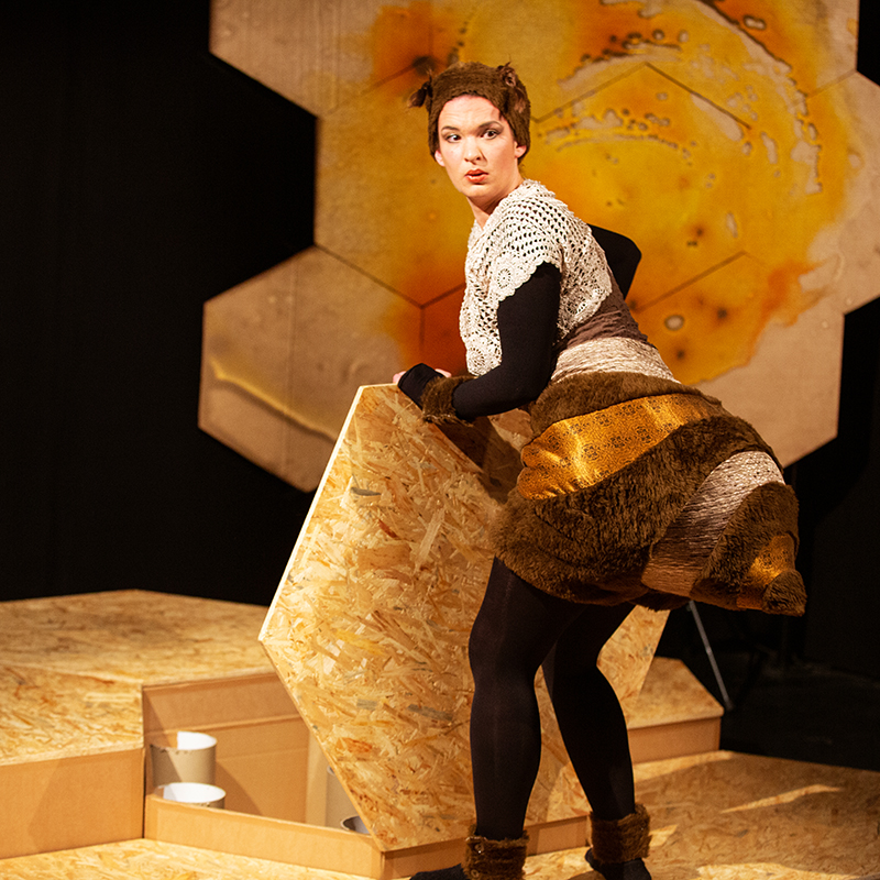 Theaterfoto: Schauspielerin im Bienenkostüm