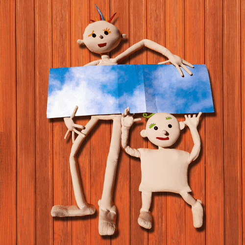 Sujetbild Theater: zwei Puppen halten ein Bild vom Himmel