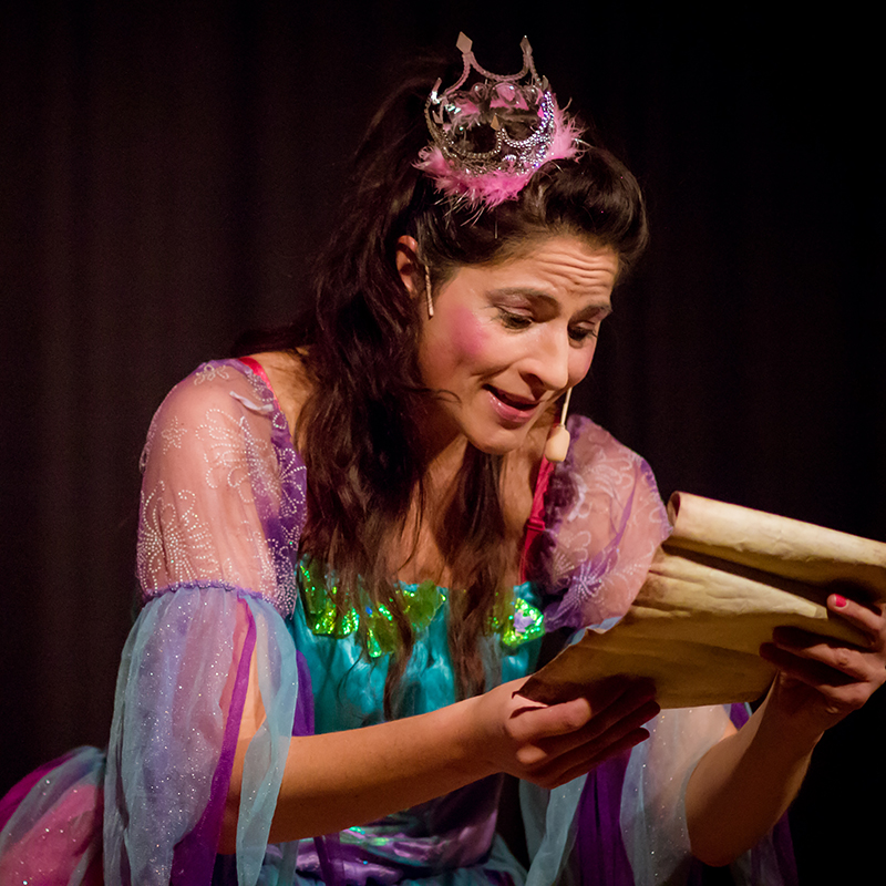 Schauspielerin als Prinzessin verkleidet liest einen Brief