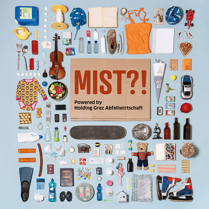 Plakatsujet für die Ausstellung "Mist": Collage aus verschiedenen Objekten aus der Ausstellung bzw. zum Thema "Mist" (Bücher, Papier, Plastik, Glasflaschen, Kleidung, etc.)