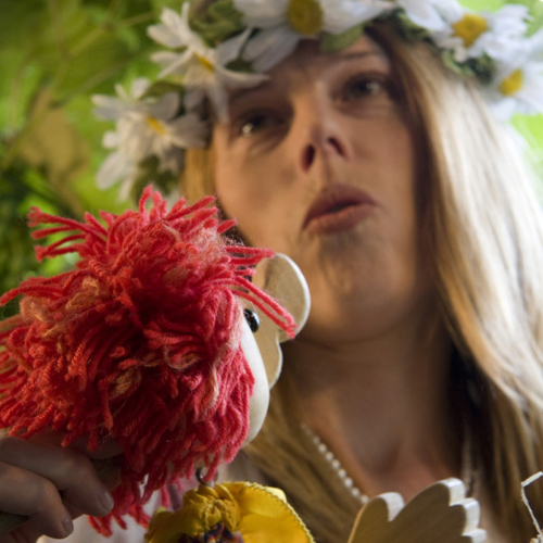 Schauspielerin mit rothaariger Handpuppe