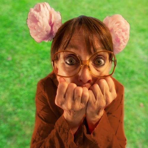 Schauspielerin als Maus verkleidet schaut schüchtern in die Kamera