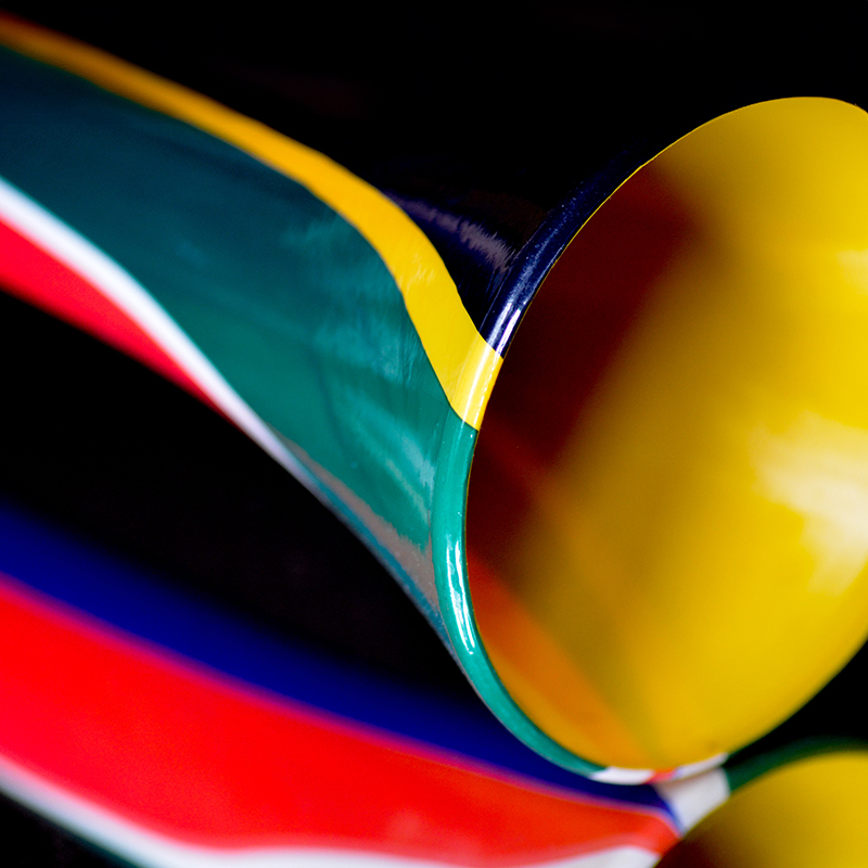 Detailphoto einer Vuvuzela in den Farben Südafrikas