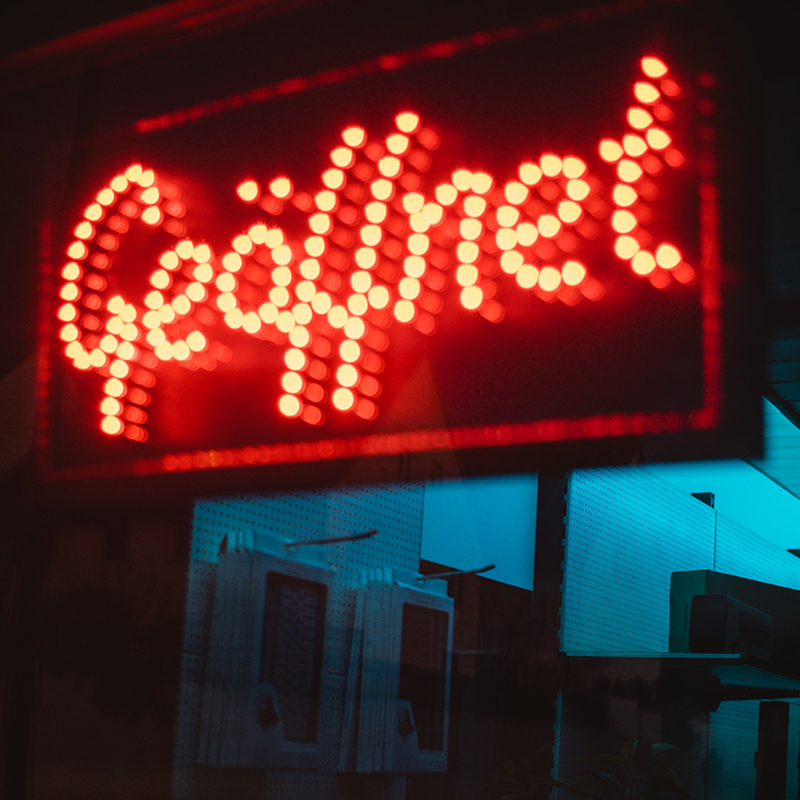 Leuchttafel "Geöffnet" an einem Fenster